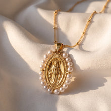 Load image into Gallery viewer, Collar Llena de Gracia con dije de la Virgen Milagrosa en oro 18k rodeado de delicadas perlas naturales sobre seda
