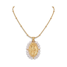 Load image into Gallery viewer, Collar Llena de Gracia con dije de Virgen Milagrosa en oro 18k rodeado de perlas naturales sobre cadena dorada
