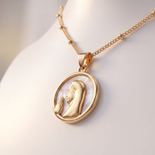 Cargar imagen en el visor de la galería, Collar Llena de Gracia con dije de Virgencita rezando en cristal de madreperla y bisel de oro 18k con cadena satélite.
