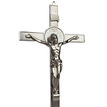 Load image into Gallery viewer, Cristo crucificado Llena de Gracia de plata italiana con medalla de San Benito y base sobre fondo blanco
