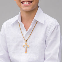 Load image into Gallery viewer, Crucifijo Jacinto de Llena de Gracia en plata esterlina con baño de oro 14K sobre camisa blanca de primera comunión
