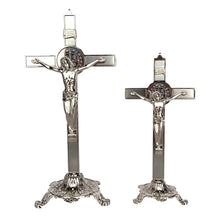 Load image into Gallery viewer, Dos crucifijos de plata italiana Llena de Gracia con base decorada y medalla de San Benito sobre la cruz
