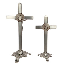 Load image into Gallery viewer, Dos crucifijos Llena de Gracia de plata italiana con base decorada y medalla de San Benito en el centro
