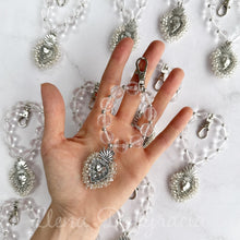 Cargar imagen en el visor de la galería, Denario Llena de Gracia con cristales transparentes y medalla de acero inoxidable en forma de Corazón Sagrado
