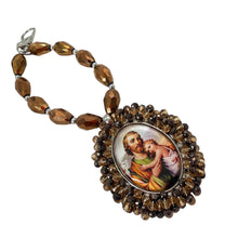 Load image into Gallery viewer, Denario de San José Llena de Gracia con medalla bordada en cristales cafés, ideal como llavero o accesorio religioso.
