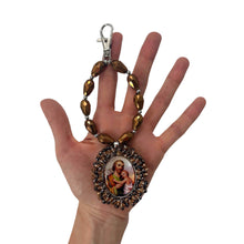 Load image into Gallery viewer, Denario de San José Llena de Gracia con cristales cafés y medalla bordada, ideal como llavero o accesorio religioso.
