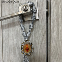 Load image into Gallery viewer, Detente del Sagrado Corazón de Jesús Llena de Gracia con medalla bordada en muranos y cordón plateado para puerta
