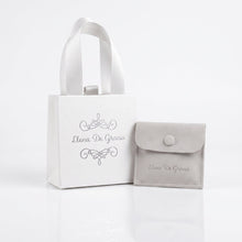 Cargar imagen en el visor de la galería, Empaque de regalo Llena de Gracia con bolsa blanca y sobre de gamuza gris para joyería religiosa

