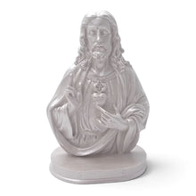 Load image into Gallery viewer, Figura de Jesús del Sagrado Corazón Llena de Gracia en tono plateado con pedestal, 22 cm de altura.
