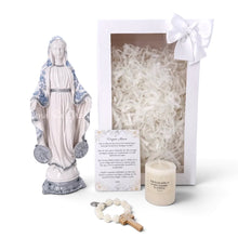 Cargar imagen en el visor de la galería, Kit de regalo Llena de Gracia con figura de resina de la Virgen de la Medalla Milagrosa, denario, vela y tarjeta.
