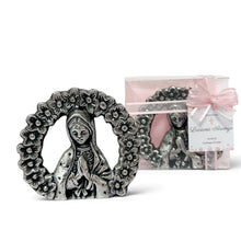 Cargar imagen en el visor de la galería, Figura de la Virgen María en peltre de Llena de Gracia con marco floral, presentada en caja de regalo con lazo.
