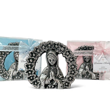 Cargar imagen en el visor de la galería, Figura de la Virgen María en peltre de Llena de Gracia, rodeada de flores, presentada en cajitas de regalo con lazo.
