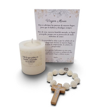 Load image into Gallery viewer, Kit religioso Llena de Gracia con vela blanca, denario de perlas con cruz de madera y tarjeta de oración
