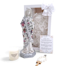 Load image into Gallery viewer, Kit de regalo Llena de Gracia con figura de Virgen La Dolorosa en resina marfil, vela, denario y tarjeta de oración.
