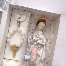 Load image into Gallery viewer, Kit de regalo Llena de Gracia con figura de Virgen de la Salud en resina marfil, denario de perlas y vela en caja
