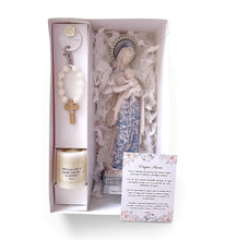 Load image into Gallery viewer, Kit de regalo religioso Llena de Gracia con figura de la Virgen de la Salud, denario, vela y tarjeta de oración.

