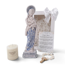 Load image into Gallery viewer, Kit de regalo religioso Llena de Gracia con figura de la Virgen de la Salud, vela, denario y tarjeta de oración.
