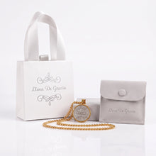 Cargar imagen en el visor de la galería, Collar Llena de Gracia con medallón de San Benito en plata 925 y oro 18k, presentado con bolsa y estuche de regalo.
