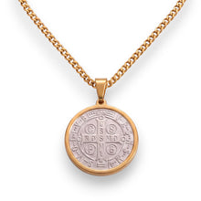 Cargar imagen en el visor de la galería, Collar Llena de Gracia con medallón de San Benito en plata 925 y borde chapado en oro de 18k para hombre
