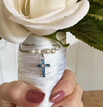 Cargar imagen en el visor de la galería, Pin Llena de Gracia con cruz de cristales celestes y perlas en plata esterlina, ideal para bautizos y comuniones.

