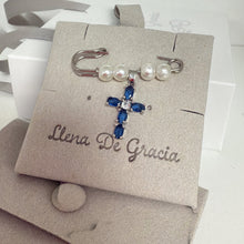 Cargar imagen en el visor de la galería, Pin Llena de Gracia con cruz de cristales celestes y perlas en plata esterlina, ideal para bautizos y regalos.
