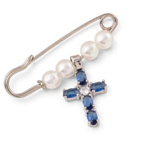 Cargar imagen en el visor de la galería, Pin Llena de Gracia con cruz de cristales celestes y perlas blancas en plata esterlina para bautizos y comuniones
