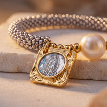 Cargar imagen en el visor de la galería, Pulsera Llena de Gracia elástica con cuentas plateadas, perla natural y escapulario cuadrado de la Virgen de Guadalupe.
