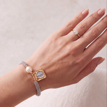 Cargar imagen en el visor de la galería, Pulsera elástica Llena de Gracia con cuentas plateadas, perla natural y escapulario cuadrado de la Virgen de Guadalupe.
