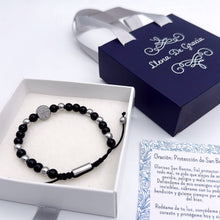 Cargar imagen en el visor de la galería, Pulsera Llena de Gracia de ónix negro y acero quirúrgico con dije de San Benito en plata, ajustable y elegante.
