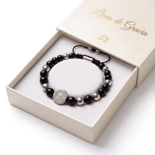 Cargar imagen en el visor de la galería, Pulsera Llena de Gracia de ónix negro y acero quirúrgico con dije de San Benito en plata en su caja de presentación
