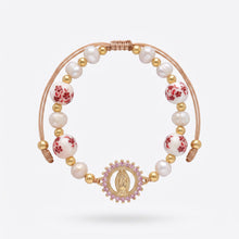 Cargar imagen en el visor de la galería, Pulsera Llena de Gracia con perlas naturales, cuentas florales, balines dorados y dije de Virgen María con cristales.
