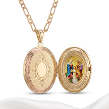 Cargar imagen en el visor de la galería, Relicario Llena de Gracia de acero inoxidable dorado con imagen a color de la Sagrada Familia y cadena de 30 cm
