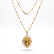 Cargar imagen en el visor de la galería, Relicario Llena de Gracia de acero inoxidable dorado con imagen a color de la Sagrada Familia y cadena de eslabones
