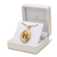 Cargar imagen en el visor de la galería, Relicario Llena de Gracia de acero inoxidable dorado con imagen a color de la Sagrada Familia en estuche de regalo
