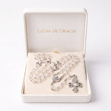 Cargar imagen en el visor de la galería, Rosario católico Llena de Gracia con cristales transparentes y dijes del Espíritu Santo en estuche de regalo blanco

