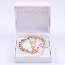 Load image into Gallery viewer, Rosario Llena de Gracia en oro laminado tricolor con dije de la Virgen de Guadalupe y crucifijo en caja de regalo
