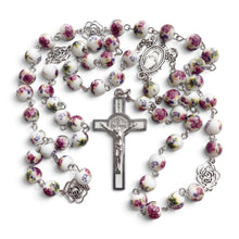 Cargar imagen en el visor de la galería, Rosario católico Llena de Gracia con cuentas de porcelana blanca y flores lilas, cruz plateada y medalla central.
