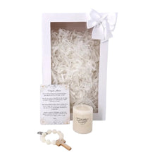 Cargar imagen en el visor de la galería, Set de regalo Llena de Gracia con vela, denario y tarjeta de oración en caja decorativa con lazo blanco
