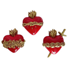 Load image into Gallery viewer, Set de 3 corazones Llena de Gracia en resina color marfil y rojo con detalles dorados para colgar en pared

