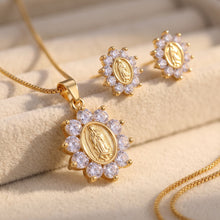 Cargar imagen en el visor de la galería, Set de joyería Llena de Gracia con dije y aretes de la Virgen de Guadalupe, chapados en oro 18k con cristales girasol
