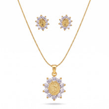 Cargar imagen en el visor de la galería, Set Llena de Gracia de cadena y aretes con Virgen de Guadalupe, chapado en oro 18k con cristales en forma de girasol.
