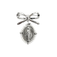 Load image into Gallery viewer, Pin de lazo en plata esterlina con medalla italiana de la Virgen María y perlas naturales
