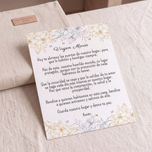 Cargar imagen en el visor de la galería, Tarjeta de oración a la Virgen María con diseño floral de Llena de Gracia sobre fondo de tela clara
