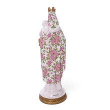 Cargar imagen en el visor de la galería, Vista trasera de la figura de la Virgen del Carmen Llena de Gracia en resina marfil con estampado de rosas y corona
