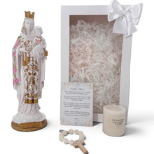 Cargar imagen en el visor de la galería, Kit de regalo Llena de Gracia con figura de la Virgen del Carmen de 31 cm, vela, denario y tarjeta en caja decorativa

