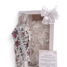 Load image into Gallery viewer, Kit de regalo Llena de Gracia con figura de resina marfil de la Virgen La Dolorosa, denario, vela y tarjeta de oración.

