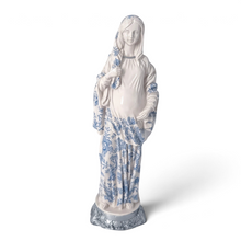 Cargar imagen en el visor de la galería, Figura de la Virgen de la Dulce Espera Llena de Gracia en resina marfil con detalles florales azules pintados a mano
