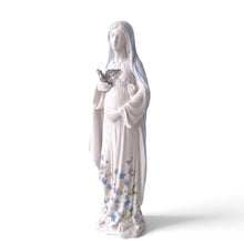 Cargar imagen en el visor de la galería, Figura Llena de Gracia de la Virgen de la Dulce Espera en resina marfil con detalles florales y manto celeste
