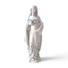 Cargar imagen en el visor de la galería, Figura de la Virgen de la Dulce Espera Llena de Gracia en resina marfil con detalles en azul y flores pintadas
