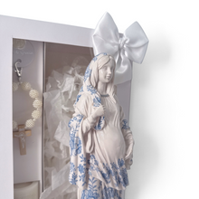 Cargar imagen en el visor de la galería, Figura de resina marfil Virgen de la Dulce Espera Llena de Gracia con detalles azules en caja de regalo con lazo
